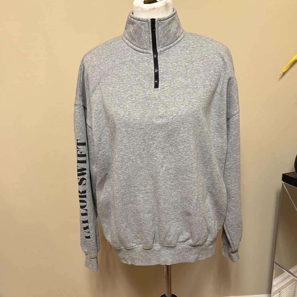 Taylor Swift Gray Zip Up Sweatshirt with High Collar Size M pre-owned.